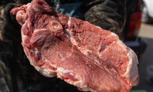 Волгоградский фермер-кудесник из 7 кило обрезков изготовил полтонны мяса