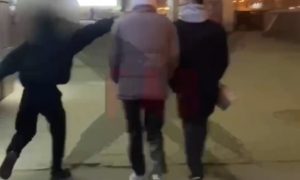 «Черная раса - дерьмо»: в Москве поддерживающие ВСУ девушки-скинхеды нападают на мигрантов