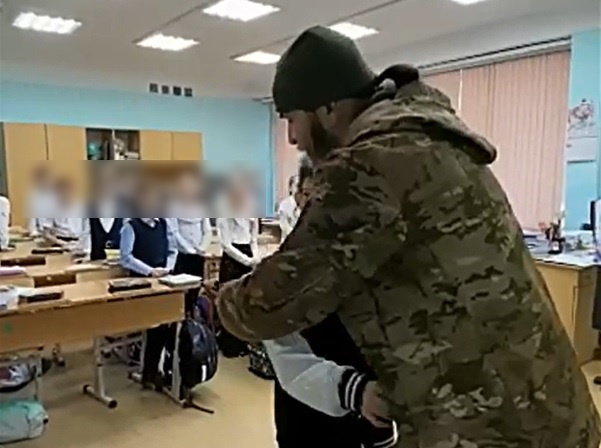 «Трогательно до слёз»: на Урале вернувшийся с СВО отец устроил дочери сюрприз в школе 