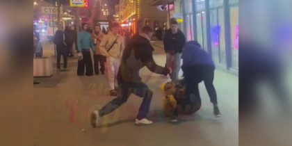 Mortal Kombat по-воронежски: в уличном бою парень раскидал четверых противников