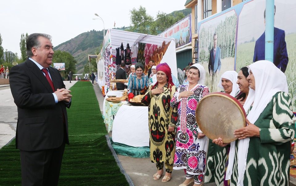 Заинтриговал: президент Таджикистана шокировал своим поздравлением женщин на 8 марта 