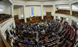 Зеленского бьют свои: на Украине парламентский кризис