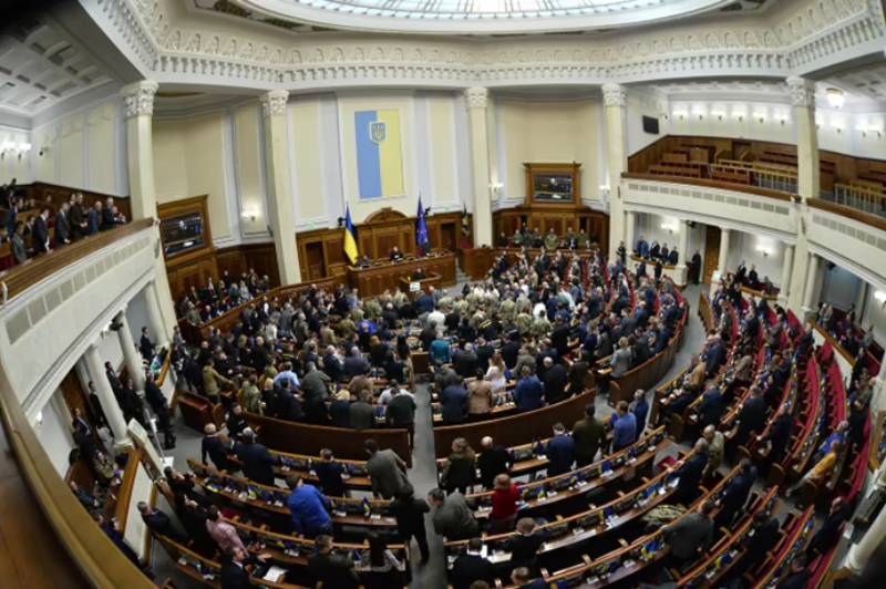 Зеленского бьют свои: на Украине парламентский кризис 