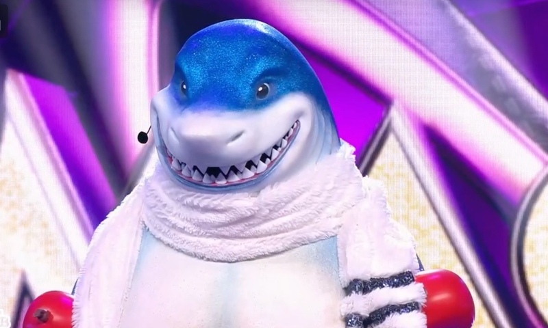 Стало известно, кто скрывался в костюме Акулы на шоу «Маска»: он удивил всех 