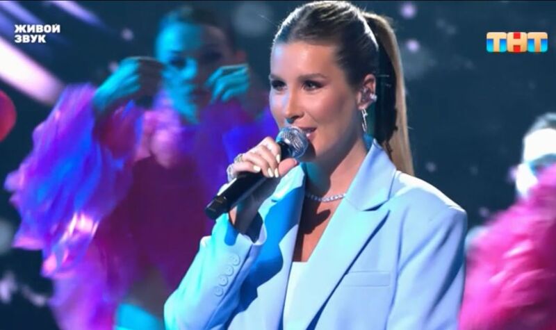 Кети Топурия появилась на шоу с внушительным животом, перестав скрывать третью беременность 