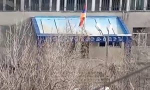 Неизвестные ворвались в отделение полиции в Ереване: у здания раздался взрыв