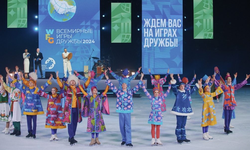 И жизнь, и мороженое и мечты: участникам Всемирного фестиваля молодежи показали грандиозное ледовое шоу с Медведевой и Костомаровым 