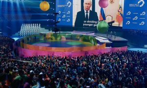 «Путин - президент мира, русские - милашки»: участники Всемирного фестиваля молодёжи восхищаются Россией