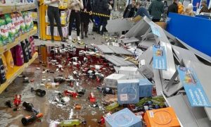 В гипермаркете Екатеринбурга стеллаж с алкоголем рухнул на пенсионерку