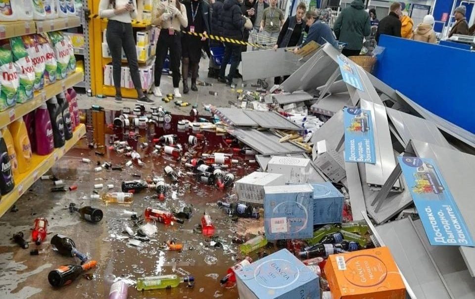 В гипермаркете Екатеринбурга стеллаж с алкоголем рухнул на пенсионерку 