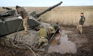 Украинские военные утопили британский танк Challenger во время показательного заезда