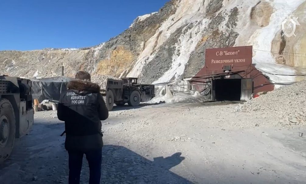 Для спасения 13 горняков в Приамурье пробурят скважину в руднике 