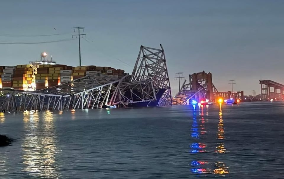 В США грузовое судно снесло гигантский автомобильный мост. Видео 