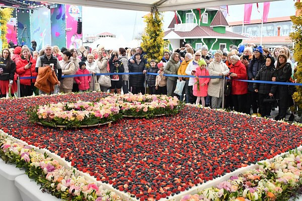 В Сочи женщинам в честь 8 Марта преподнесли самый большой торт в России 