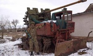 В зоне СВО заметили гусеничный трактор с пушкой