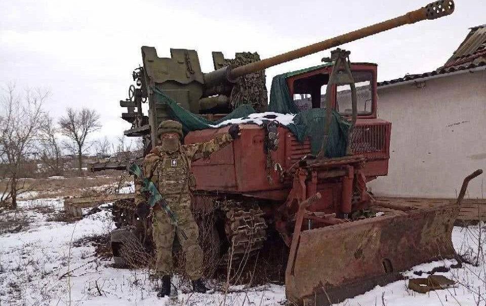 В зоне СВО заметили гусеничный трактор с пушкой 