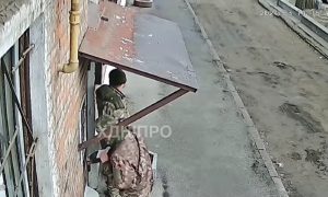 «Друг ждёт, я за пивком гонял»: сотрудники украинских военкоматов стали обманом попадать в дома для принудительной мобилизации