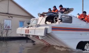 МЧС круглосуточно ведет борьбу со стихией в подтопленных Оренбуржье и Кургане