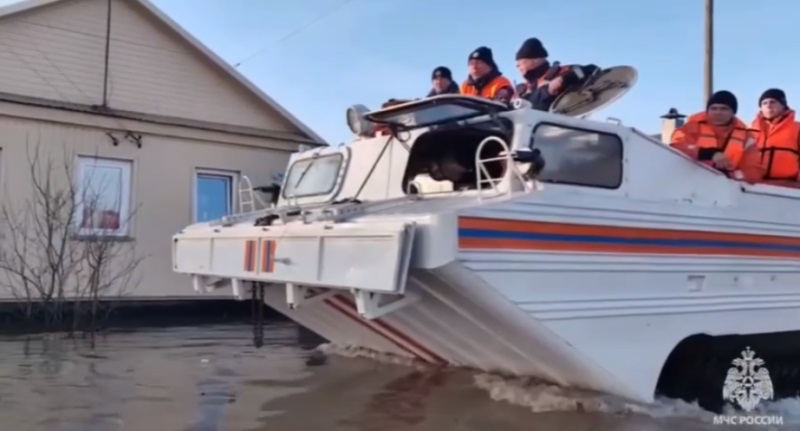 МЧС круглосуточно ведет борьбу со стихией в подтопленных Оренбуржье и Кургане 