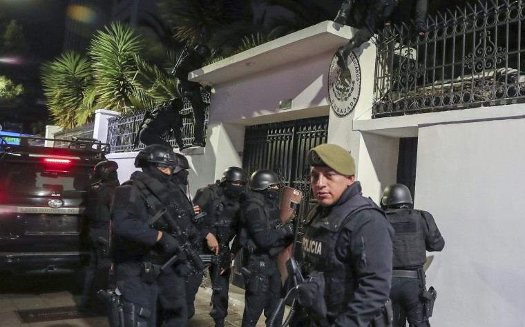 Армия Эквадора взяла штурмом посольство Мексики: к чему приведет грубейшее нарушение Венской конвенции 
