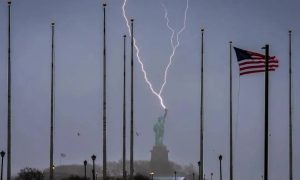 Зловещие знаки: молния в Статую Свободы, упавшая икона в Ватикане и еще один поврежденный мост в США