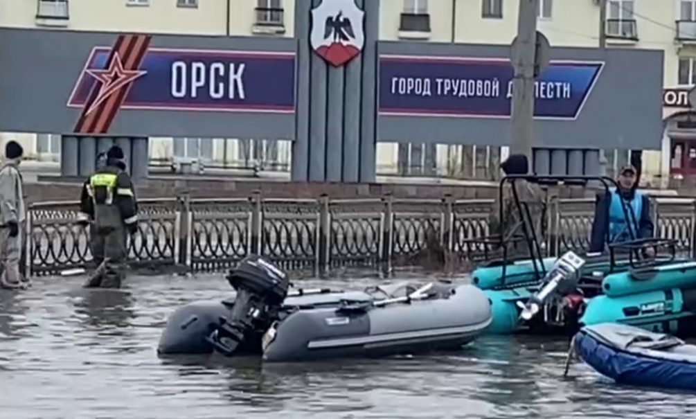 В магазинах затопленного Орска начались проблемы с питьевой водой и хлебом 