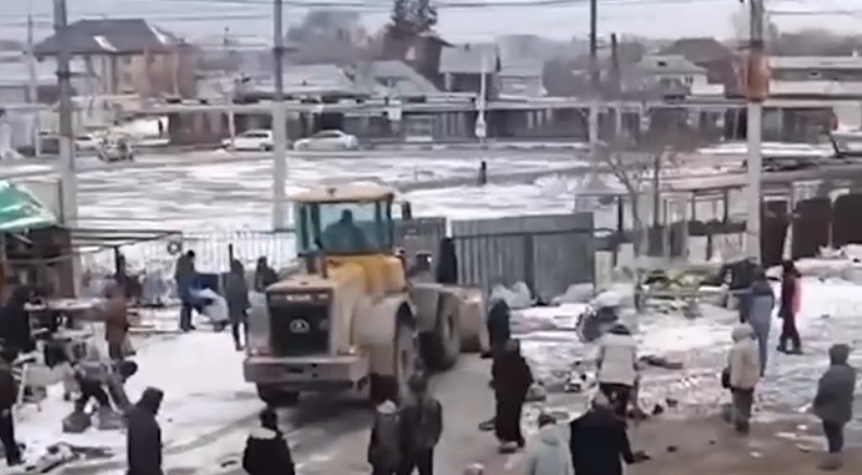 «Зачистил кишлак»: в Новосибирске тракторист снёс нелегальный рынок мигрантов 