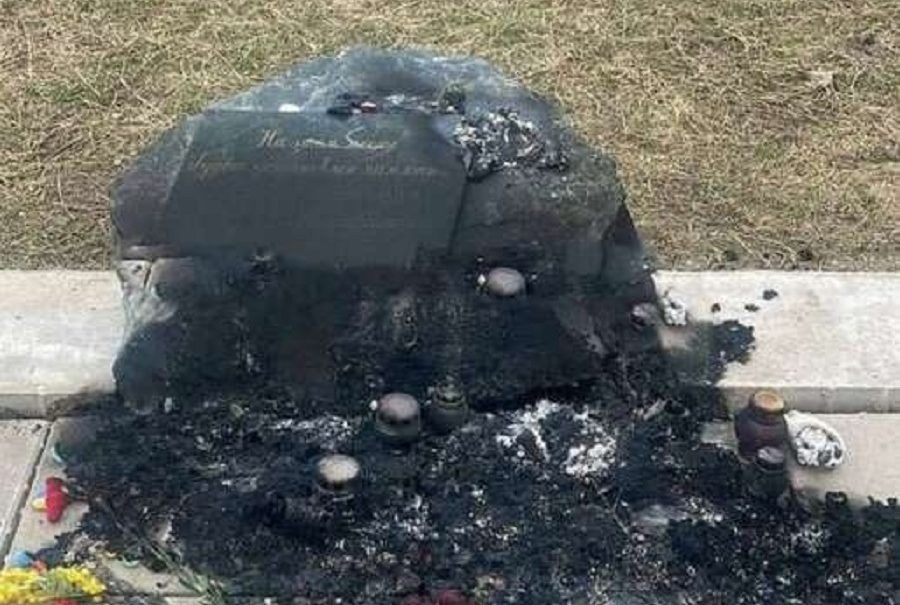 В Новой Москве сожгли мемориал в память о погибших в «Крокусе» 