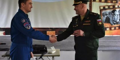 Российский космонавт встретился с военнослужащими 201-й российской военной базы в Таджикистане