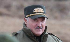 «На твой телефон пришло новое сообщение»: Лукашенко подписал закон об SMS-повестках