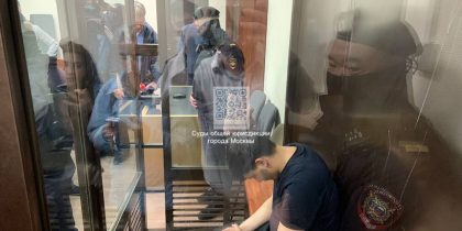 «В кандалах и клетке»: в Москве за убийство байкера семье мигрантов из Азербайджана грозит пожизненное