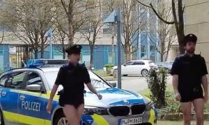 Почти голые и смешные: немецкие полицейские остались без штанов из-за Украины