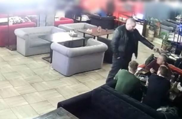 «Схватил официантку за волосы, угрожал пистолетом»: в Питере помощник депутата устроил стрельбу в ресторане 