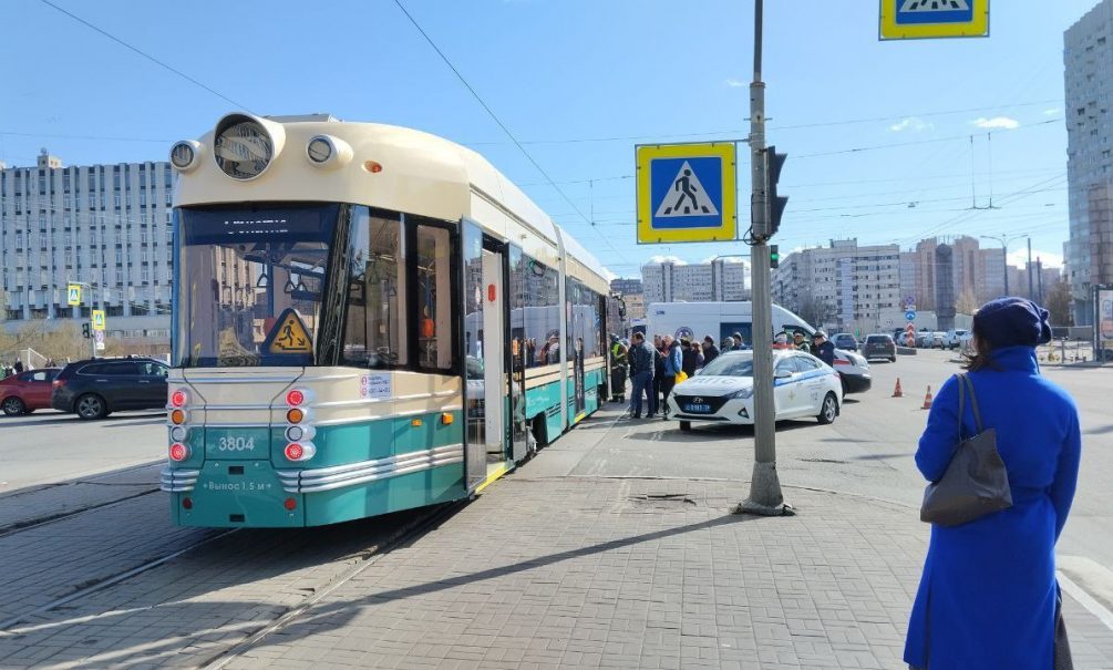 В Санкт-Петербурге «умный» трамвай сбил троих пешеходов 