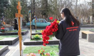 «Он был временным»: в Ростове-на-Дону цветы с мемориала жертвам теракта в «Крокус Сити Холл» перенесли на могилы бойцов СВО