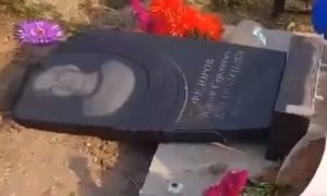 «Cнес надгробие и бегал с флагом по деревне»: в Амурской области пьяный вандал разгромил могилу героя СВО
