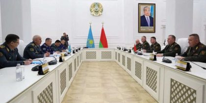 Главы Минобороны Казахстана и Беларуси обсудили перспективы сотрудничества в военной сфере