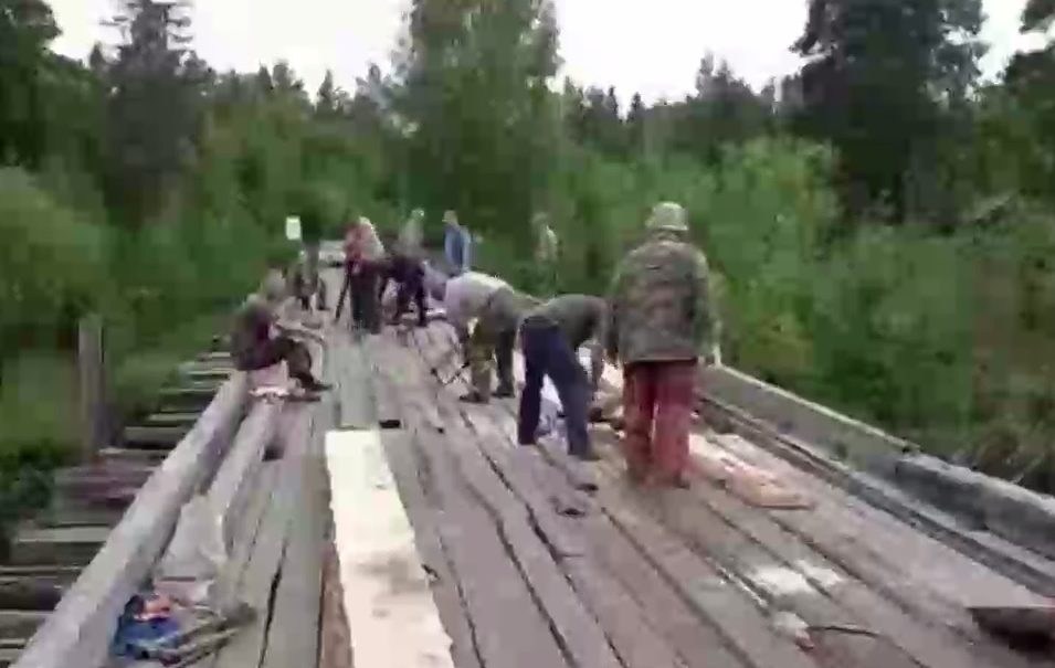 Жители села в Ивановской области вынуждены сами ремонтировать единственный мост 