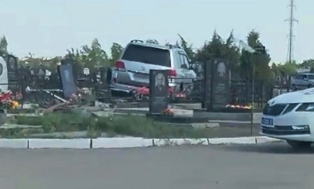 «Отказали тормоза»: водитель Toyota Land Cruiser пробила десять надгробий на таганрогском кладбище и бросила машину прямо на могиле 