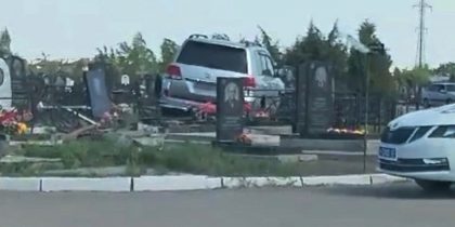 «Отказали тормоза»: водитель Toyota Land Cruiser пробила десять надгробий на таганрогском кладбище и бросила машину прямо на могиле