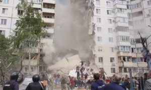 В Белгороде на спасателей обрушилась крыша разрушенной многоэтажки