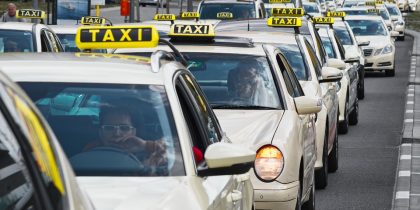 У всех на глазах: пассажиры такси стали чаще жаловаться на водителей-извращенцев