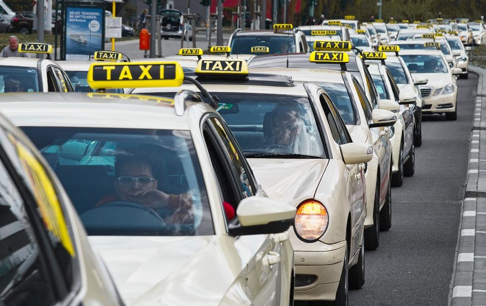 У всех на глазах: пассажиры такси стали чаще жаловаться на водителей-извращенцев 