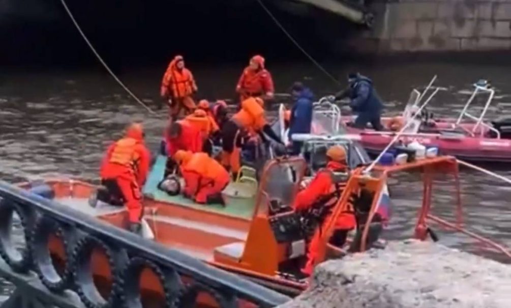 Водителя упавшего в реку автобуса заставили выйти в рейс после 20-часовой смены 