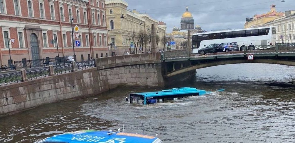 В Санкт-Петербурге автобус с пассажирами упал в реку Мойку: есть трое погибших 
