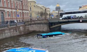 В Санкт-Петербурге автобус с пассажирами упал в реку Мойку: есть трое погибших