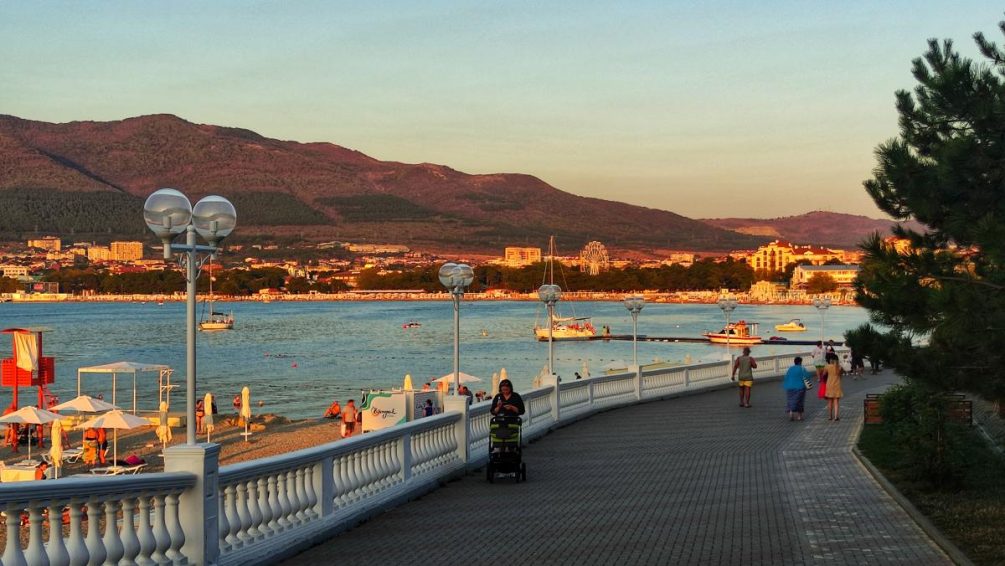 «Сегодня летают, значит ждем еще прилеты»: Украина хочет сорвать курортный сезон в России