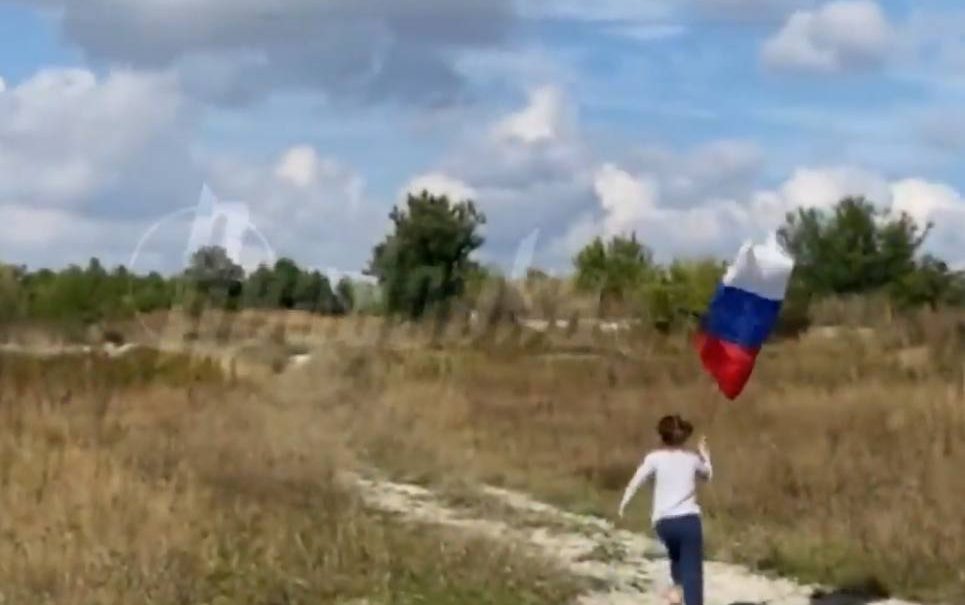 «Частенько видели, когда пролетали, наш гордый триколор»: девочка в ДНР выбегает встречать военные самолёты с российским флагом для поддержки бойцов 