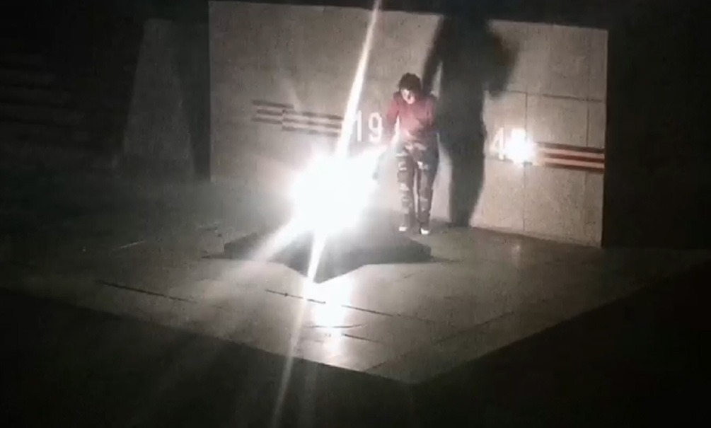 Ждет колония: в Биробиджане женщина прикурила сигарету от Вечного огня и сожгла цветы 