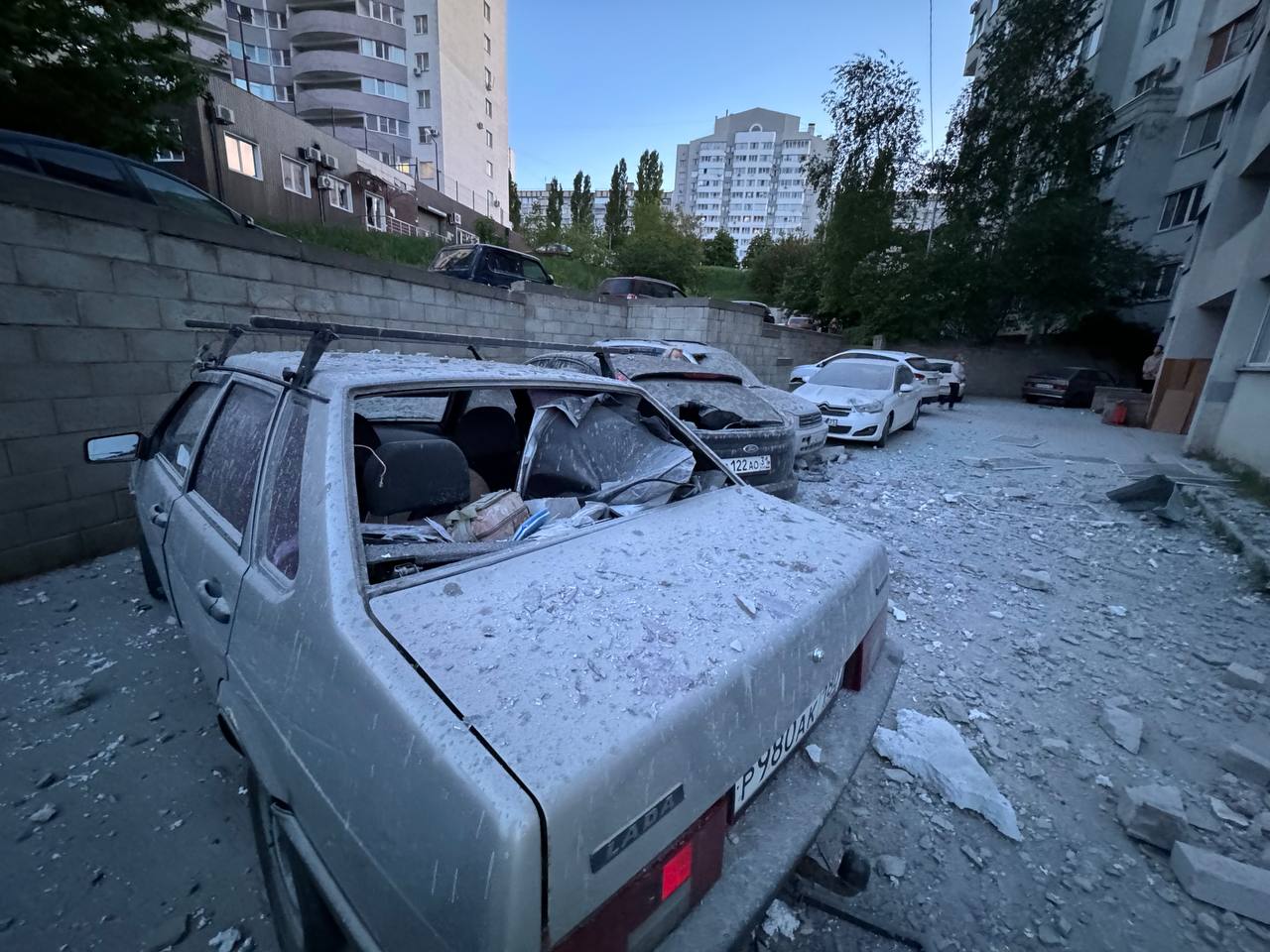 Удар по Белгороду: восемь человек пострадали при ночной атаке ВСУ на город.  Белгород. Белгород новости на сегодня. Белгород обстрел сегодня. Новости  СВО. Обстрел Белгорода. Белгород новости сегодня. Атака беспилотников на  Белгород. Атака